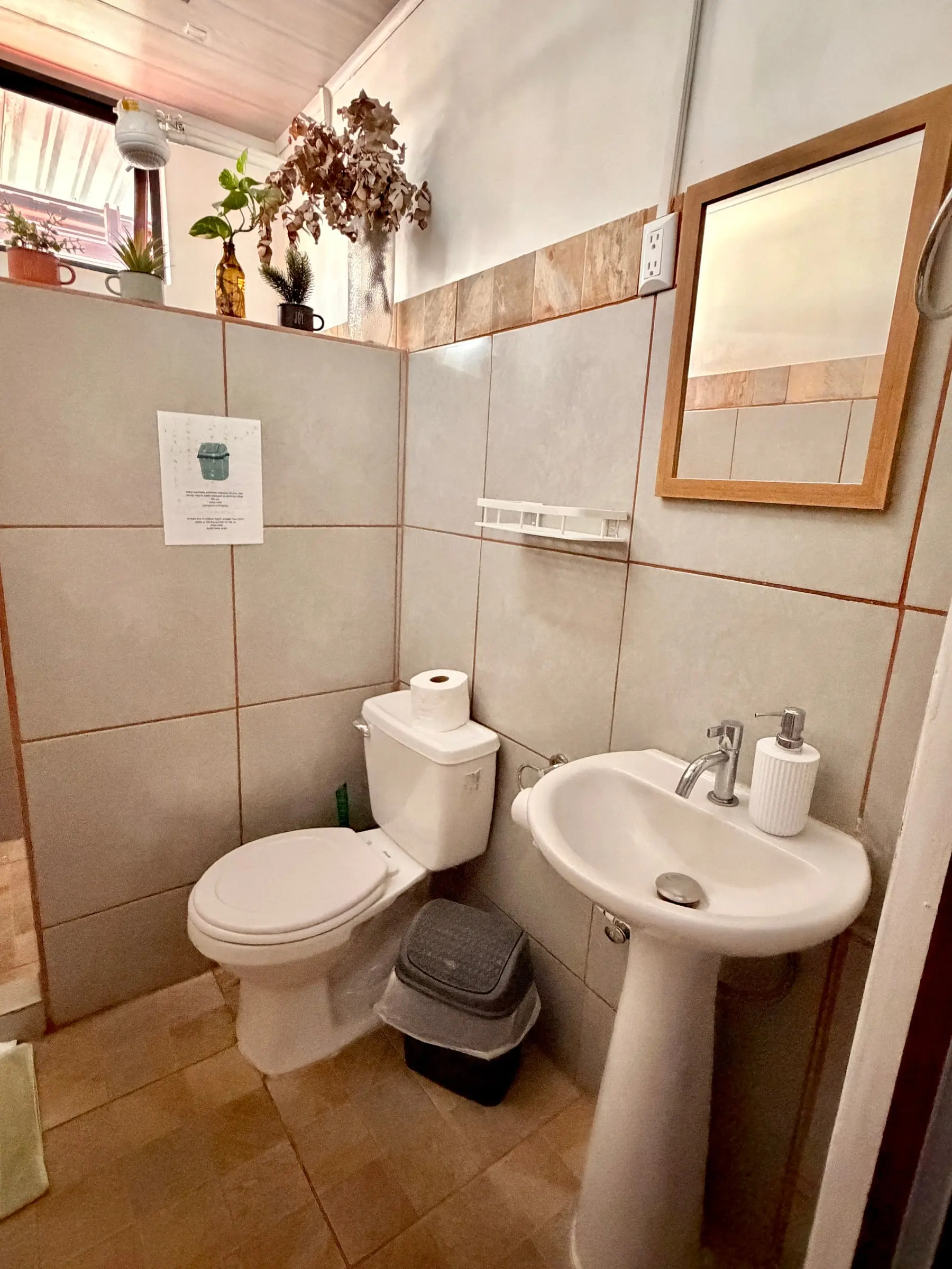 Baño privado de la Habitación Oasis #2, con lavamanos y espejo