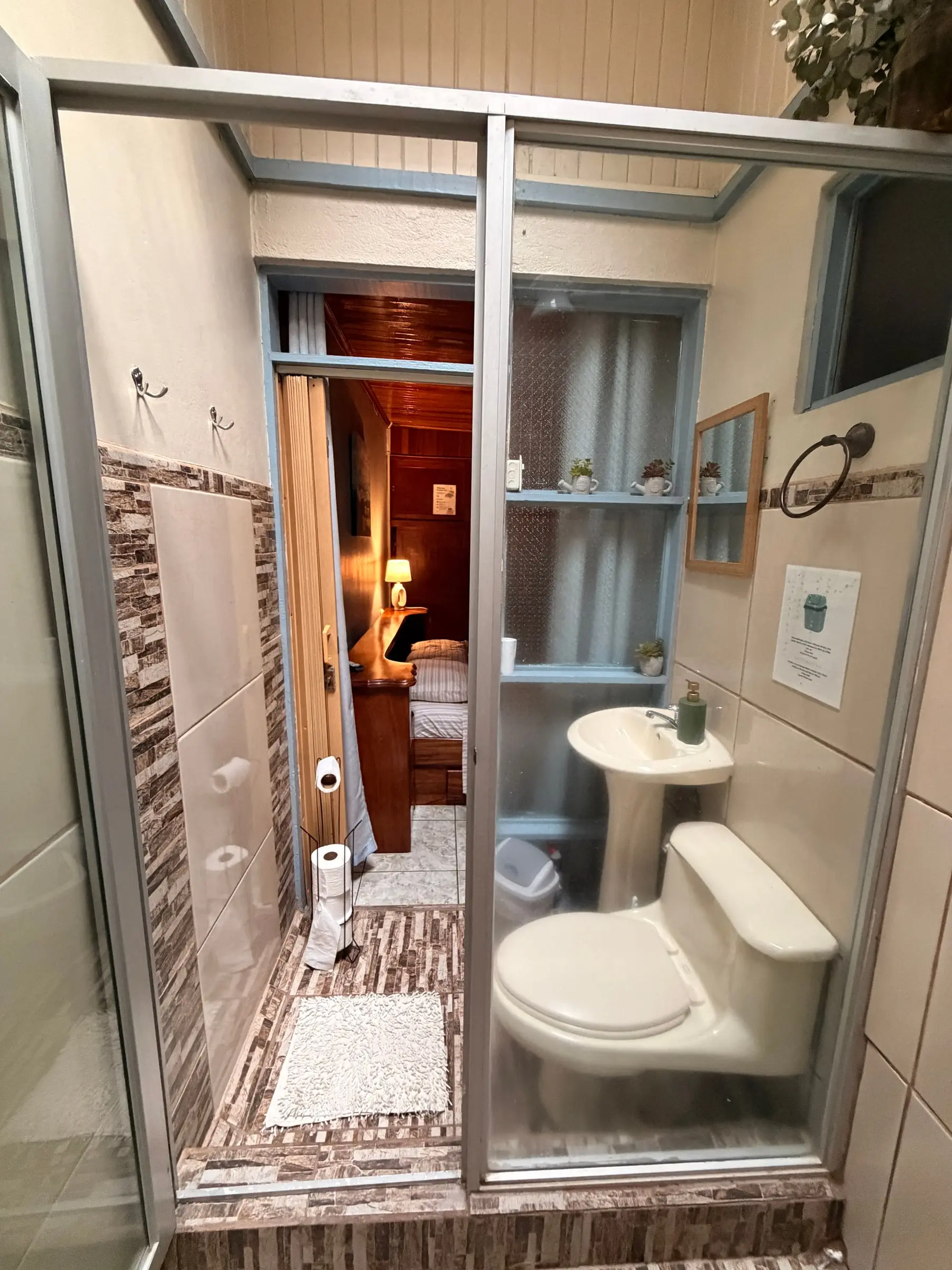 Baño privado de la Habitación Oasis #1, con inodoro y lavamanos