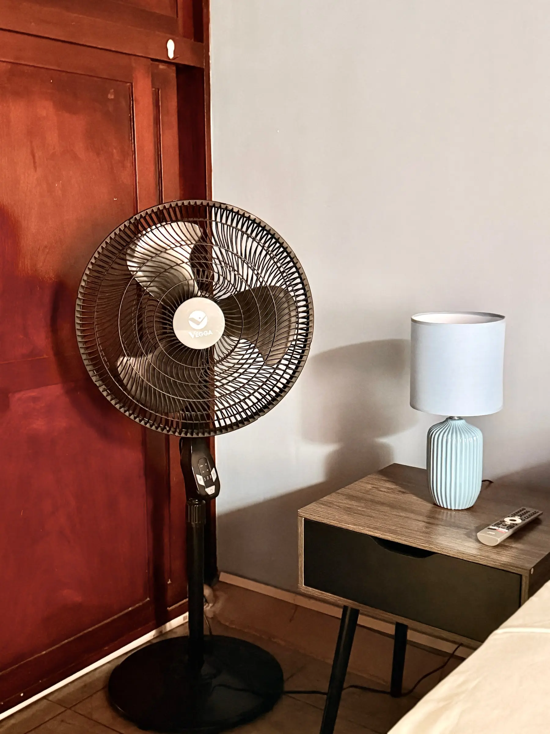 Ventilador de pie y mesa de noche con lámpara en la Habitación Oasis #2